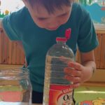 Dzieci wykonują doświadczenia.