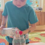 Dzieci wykonują doświadczenia.