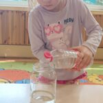 Dzieci wykonują doświadczenia.