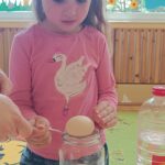 Dzieci wykonują doświadczenia.