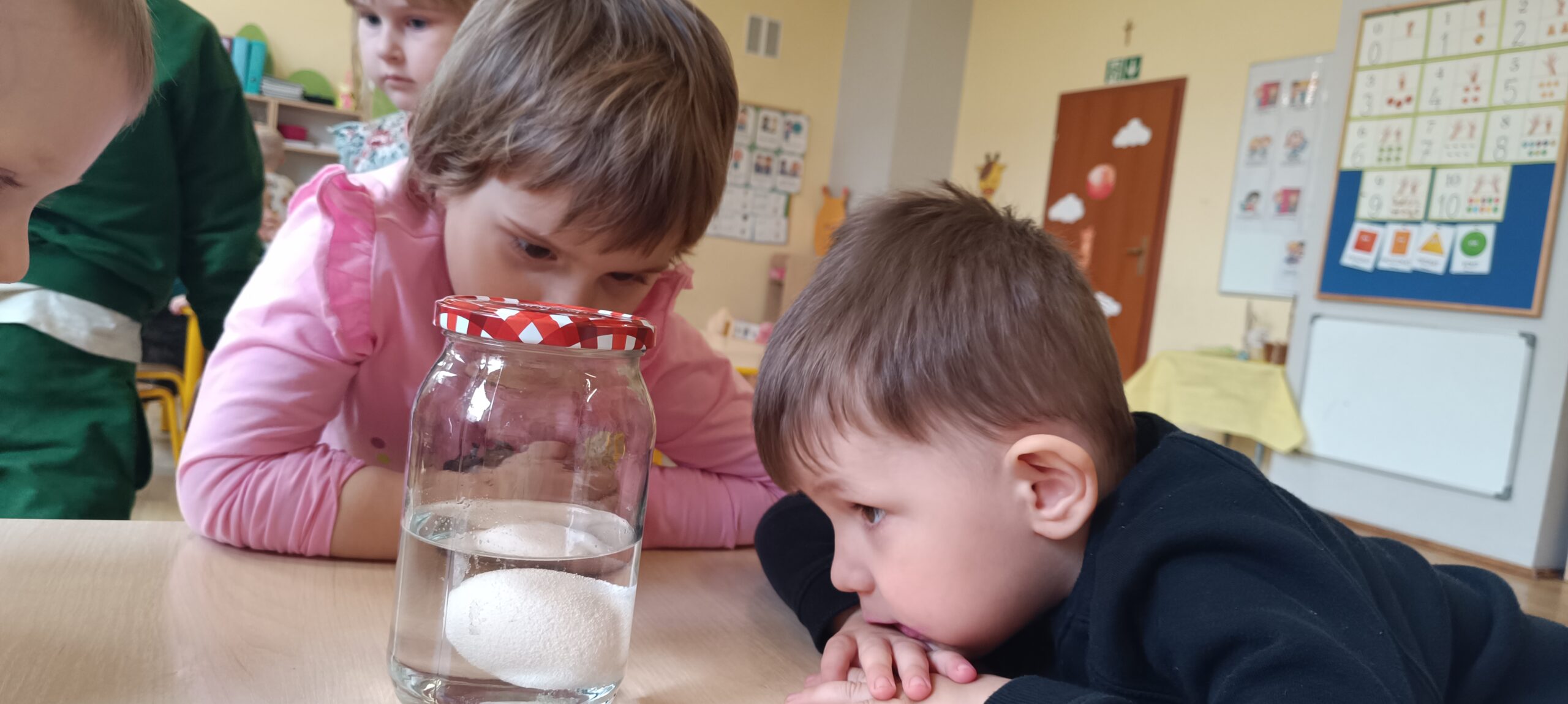 Dzieci wykonują doświadczenia.