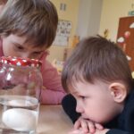 Dzieci wykonują doświadczenia.