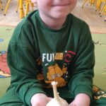 Przedszkolaki z grupy Jeżyki zrealizowały kolejne zadanie z projektu edukacyjnego "Witaminki "