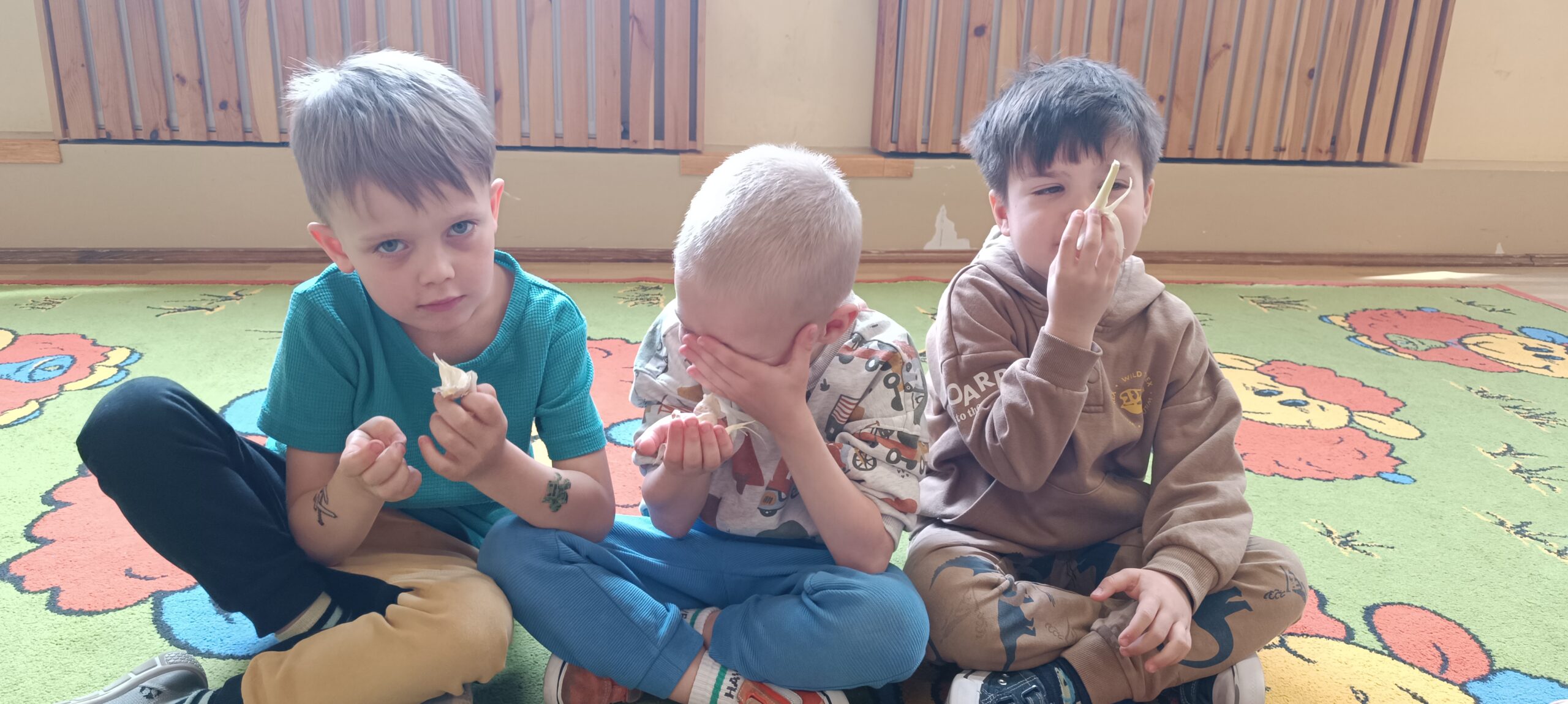 Przedszkolaki z grupy Jeżyki zrealizowały kolejne zadanie z projektu edukacyjnego "Witaminki "