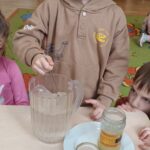 Przedszkolaki z grupy Jeżyki zrealizowały kolejne zadanie z projektu edukacyjnego "Witaminki "