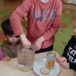 Przedszkolaki z grupy Jeżyki zrealizowały kolejne zadanie z projektu edukacyjnego "Witaminki "