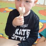 Przedszkolaki z grupy Jeżyki zrealizowały kolejne zadanie z projektu edukacyjnego "Witaminki "