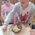 Przedszkolaki z grupy Jeżyki zrealizowały kolejne zadanie z projektu edukacyjnego "Witaminki "