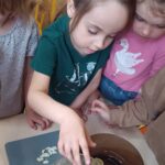 Przedszkolaki z grupy Jeżyki zrealizowały kolejne zadanie z projektu edukacyjnego "Witaminki "