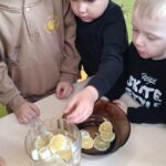 Przedszkolaki z grupy Jeżyki zrealizowały kolejne zadanie z projektu edukacyjnego "Witaminki "