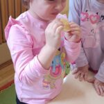 Przedszkolaki z grupy Jeżyki zrealizowały kolejne zadanie z projektu edukacyjnego "Witaminki "