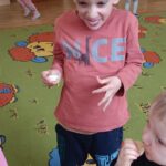 Przedszkolaki z grupy Jeżyki zrealizowały kolejne zadanie z projektu edukacyjnego "Witaminki "