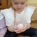 Dzieci wykonują doświadczenia.