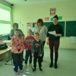 Uczniowie recytują wiersze.