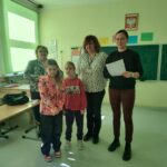 Uczniowie recytują wiersze.