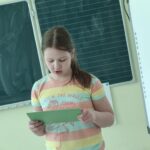 Uczniowie recytują wiersze.