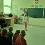 Uczniowie recytują wiersze.