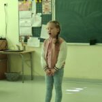 Uczniowie recytują wiersze.