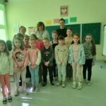 Uczniowie recytują wiersze.