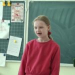 Uczniowie recytują wiersze.