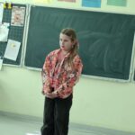 Uczniowie recytują wiersze.