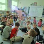 Uczniowie podczas ekofestonu.