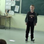 Uczniowie recytują wiersze.