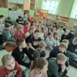 Uczniowie recytują wiersze.