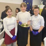 Uczniowie podczas konkursu kulinarnego.