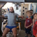 Trener demonstruje sposób wykonywania ćwiczenia.