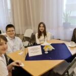 Uczniowie podczas konkursu kulinarnego.