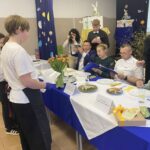 Uczniowie podczas konkursu kulinarnego.