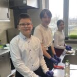 Uczniowie podczas konkursu kulinarnego.