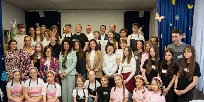 Uczniowie podczas konkursu kulinarnego.