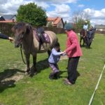 Uczniowie podczas zajęć na świeżym powietrzu?