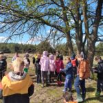 Uczniowie podczas zajęć na świeżym powietrzu?