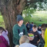 Uczniowie podczas zajęć na świeżym powietrzu?