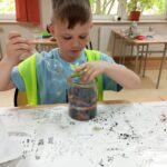 Uczniowie projektują mini ogród w słoiku.