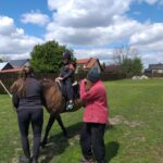 Uczniowie podczas zajęć na świeżym powietrzu?