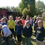 Uczniowie poznają różne gatunki drzew.