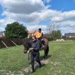 Uczniowie podczas zajęć na świeżym powietrzu?