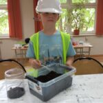 Uczniowie projektują mini ogród w słoiku.