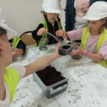 Uczniowie projektują mini ogród w słoiku.