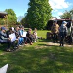 Uczniowie podczas zajęć na świeżym powietrzu?