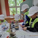 Uczniowie projektują mini ogród w słoiku.