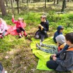 Uczniowie podczas zajęć na świeżym powietrzu?