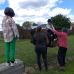 Uczniowie podczas zajęć na świeżym powietrzu?