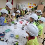 Uczniowie projektują mini ogród w słoiku.