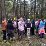 Uczniowie podczas zajęć na świeżym powietrzu?