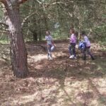 Uczniowie podczas zajęć na świeżym powietrzu?